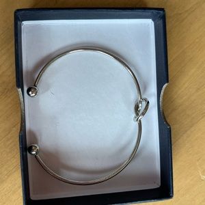 Knot bangle in silver